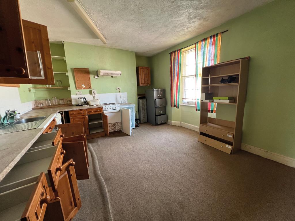 Lot: 99 - PROPERTY FOR REFURBISHMENT - Internal photo of Flat T kitchen/living room